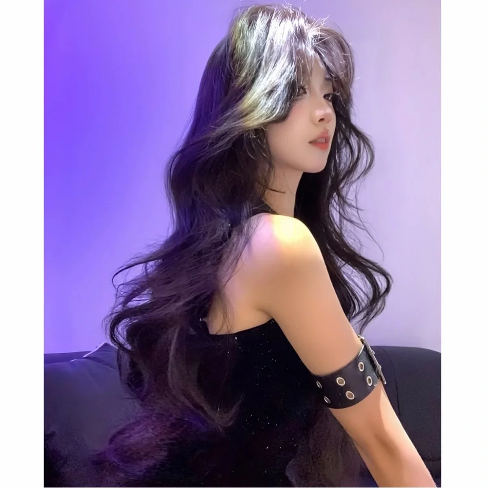 Voluminous 28 Inches Long Wavy Wig in Black